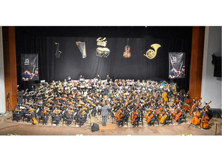En el concierto se integraron músicos egresados de Batuta con niños y jóvenes de las orquestas sinfónicas Marco Tulio Arango, An
