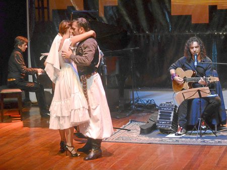 Rodnid Dubán durante el espectáculo en el que también se presentó una pareja de baile.