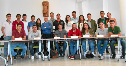 El profesor Carlos Enrique Ruiz, director de la Cátedra Aleph, acompaña a los alumnos participantes: Andrés Felipe Acevedo, Marí