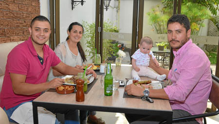 Ricardo Salazar, Viviana Salazar Serna, Camila López Salazar y Carlos López.