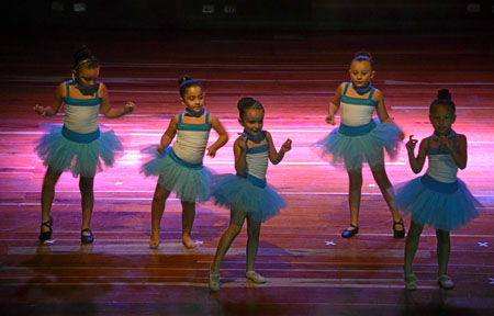 Fotos | José Fernando Tangarife | LA PATRIA Grupo de niñas que se presentó durante la clausura de actividades.