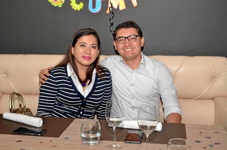 Diana Nacaza fue homenajeada por su cumpleaños por su esposo, Harold Muñoz, quien ofreció una comida en el restaurante L’Angevin