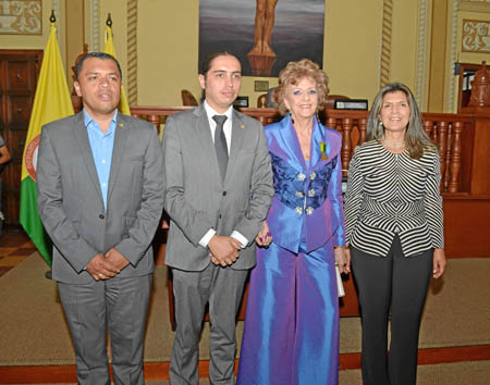 Leonardo Augusto Gutiérrez, secretario General; Juan Sebastián Gómez, diputado; Esther Sierra Botero, homenajeada, y Gloria Lucí