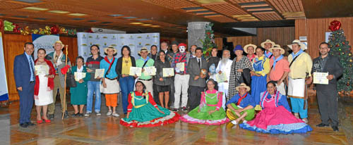 El secretario de Cultura de Caldas, Lindon Alberto Chavarriaga, acompaña a los ganadores: Martha Cecilia Restrepo, Wadys Echever