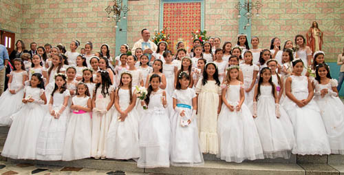 Las niñas que recibieron su primera comunión aparecen en compañía del presbítero Hugo Alberto Henao, capellán del Colegio, y sor