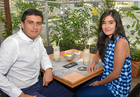 En el restaurante Buffalo Serrano se reunieron en un almuerzo Mateo Hidalgo y Lina Ramírez.