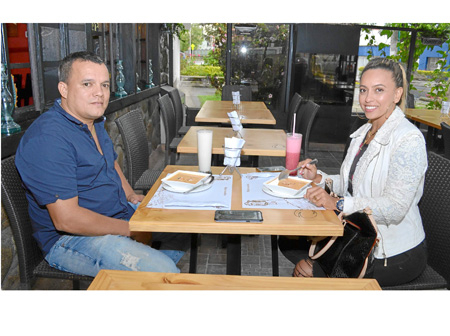 Óscar Fernando Ardila Escobar y Martha Lucía Escobar se reunieron en un almuerzo en el restaurante Buffalo Republic.