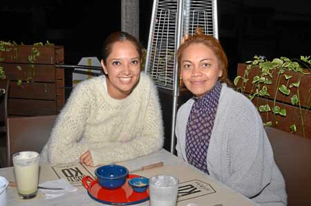 En el restaurante Rústiko se reunieron en una comida las mexicanas Alejandra Briones y Lili Salazar.