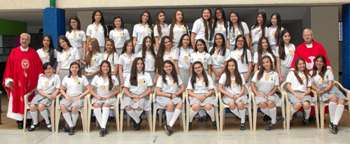 Monseñor Jorge Luján Zapata y el presbítero Luis Gonzaga Duque García acompañan a las jóvenes que recibieron la Confirmación.