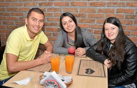 En el restaurante Asados Chavita se ofreció un almuerzo en homenaje a Andrés Felipe Pérez, atención de Carolina Salgado Yepes y 