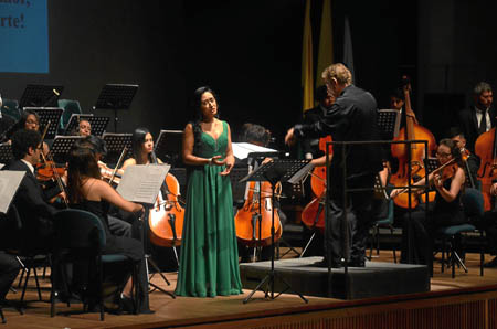 Jenny Paola Moreno Castaño aparece durante su interpretación en el concierto con la OSC.