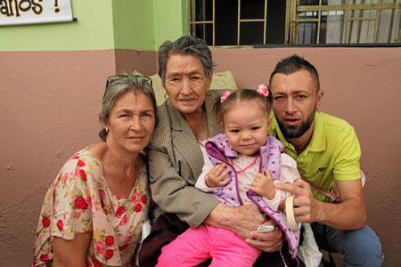 María Teresa aparece en compañía de su hija, su nieto y su bisnieta.