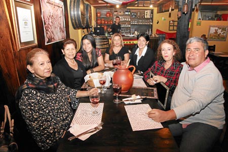 Jenny Castaño, María Susana Castaño, Daniela Ordóñez Ivonne Rivera, Elizabeth Castaño, Doris Jaramillo y Humberto Castaño. 