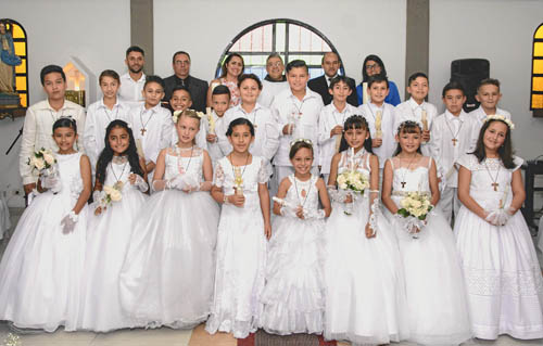 Niños que recibieron su primera comunión en ceremonia que se celebró el 30 de septiembre en el Colegio Agustín Gemelli.