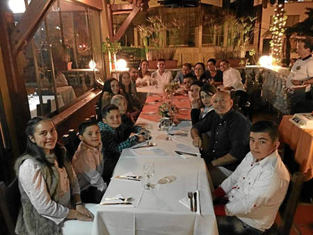 La pareja aparece en compañía de sus hijos, nietos y demás familiares, quienes desean que esta unión siga bendecida por muchos a