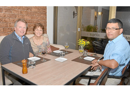 Jeff Stwart, Cynthia Stwart y Carlos Alberto Parra se reunieron en una comida en el restaurante L’Angevin..