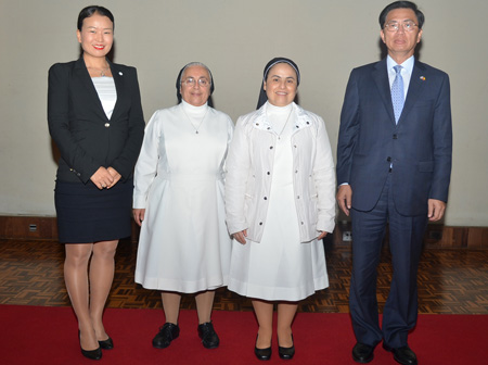 En el acto protocolario el diplomático también recibió una artesanía de Nariño y un ejemplar del libro Bolívar paso a paso, del 