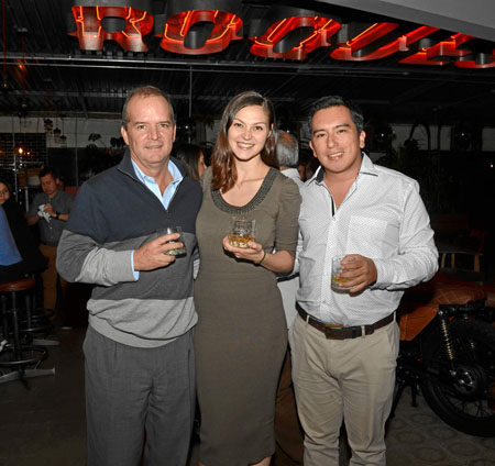 Nicolás Restrepo, director de LA PATRIA; Maud Valmier, embajadora de Chivas, y Fhernán Gil, gerente de Pernod Ricard Eje Cafeter