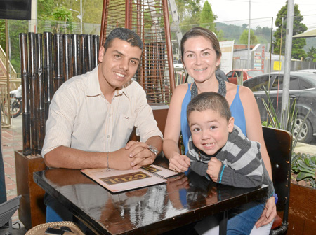 Sebastián Gutiérrez, Paula Acevedo Pava y Martín Gutiérrez Pava, celebraron el quinto aniversario de matrimonio en un almuerzo e