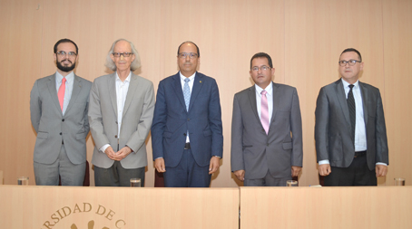 Juan Guillermo Correa, secretario general de la U. de Caldas; Arturo Escobar, homenajeado; Felipe César Londoño, rector de la U.