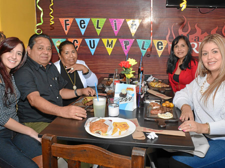 Juliana López, Alba Marina González de Guzmán, Yulieth Guzmán y Ana Milena Guzmán se encontraron en el restaurante Mauro Parrill
