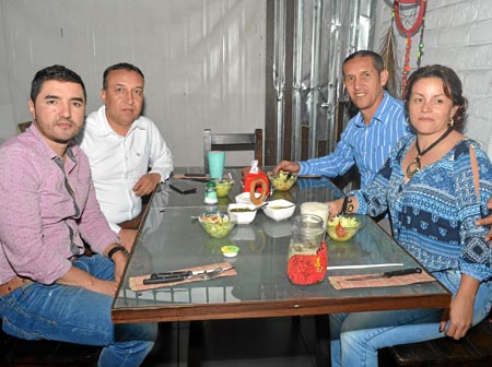 Julián Andrés Blandón, Jhonny Hincapié, Fabio Andrés Hincapié y Victoria Eugenia Gómez Alzate se reunieron en el restaurante Bra