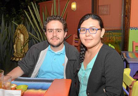 Felipe Gómez y Vivian Andrea Velosa se reunieron en una comida en el restaurante El D.F. Comida mexicana.
