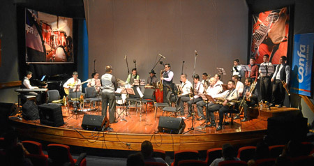 La Big Band, que dirige el maestro Javier Esteban Muñoz, durante su presentación en Confa.