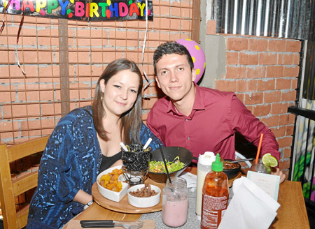 Melissa Moreno Naranjo le celebró el cumpleaños a Johnatan Gómez en el restaurante La Patatería.