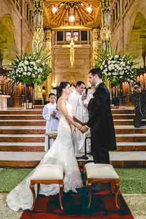 Camila y Pedro Juan dieron el sí ante el altar mayor de la Catedral Basílica. Durante la ceremonia se escuchó la voz de la sopra