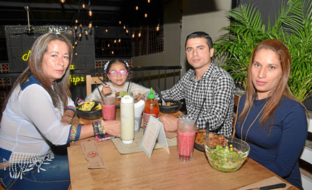 En el restaurante La Patatería se ofreció una comida para celebrar el cumpleaños de Iván Andrés Bernal, quien aparece en compañí