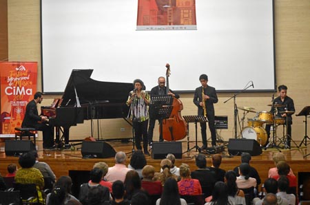 Claudia Gómez y sus amigos, en su presentación