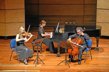Mariya Melnychuk, violinista; Daniel Khachatrian, chelista; e Irina Saln-kova, pianista, durante su presentación en el auditorio