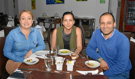 Paola Cristancho, Cristina Obando y Guillermo Soto Orjuela se reunieron en el restaurante A la Leña..