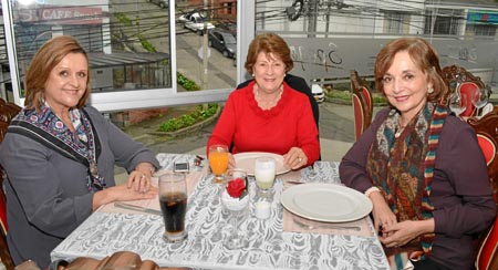 En el restaurante Spago se reunieron Luz Ángela Galarza, Clara Inés Estrada y María Victoria Londoño.