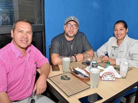 En el restaurante Asados Chavita se reunieron en un almuerzo, Élmer Londoño, Juan Carlos Álvarez y Ana María Londoño.