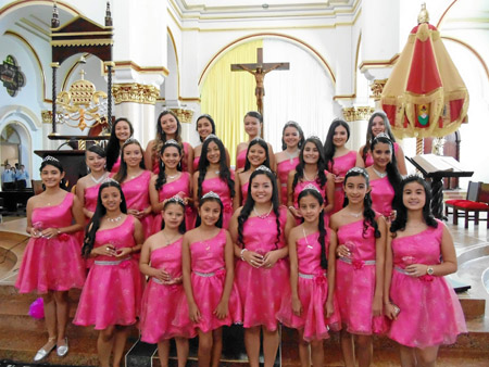 Homenajeadas de la Institución educativa Nuestra Señora del Rosario de Manzanares, durante la misa que se celebró en su honor. L