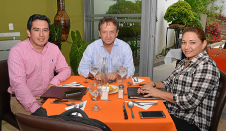 Hernán Gil, Hernando Agudelo y Adriana Gallego se reunieron en un almuerzo de trabajo en el restaurante A la Leña.