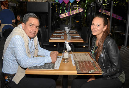 Mauricio Buitrago fue invitado a celebrar el cumpleaños en una comida en el restaurante Buffalo Republic, por su hija, Maripaz B