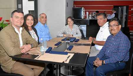 Uriel Bernal Marín, Luz Verónica Marín Tangarife, Alejandro Quiñónez Mariño e Isabel Cristina Calvo Orozco, de Confa, y Jesús Gu