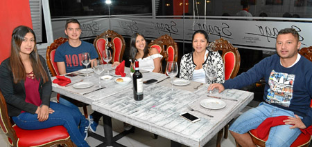 Estefanía Amaya Ríos, Johann Alzate Ríos, Manuela Alzate Ríos, Gabriela Ríos y Leonardo Alzate.