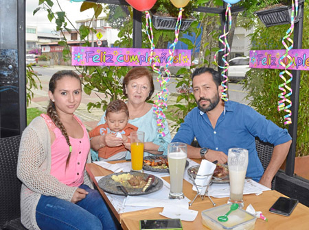 Alejandra Camargo, Luz Amparo Valencia, Juan Pablo Barrios Camargo y Pablo Barrios Valencia.