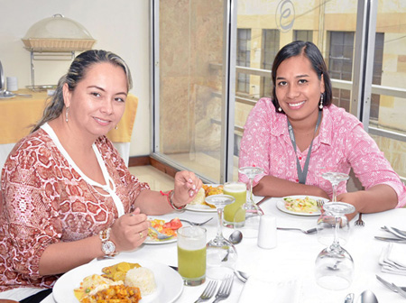  Luz Ayda Loaiza y Érika Tovar se reunieron en un almuerzo en el restaurante El Mural del Hotel Las Colinas.