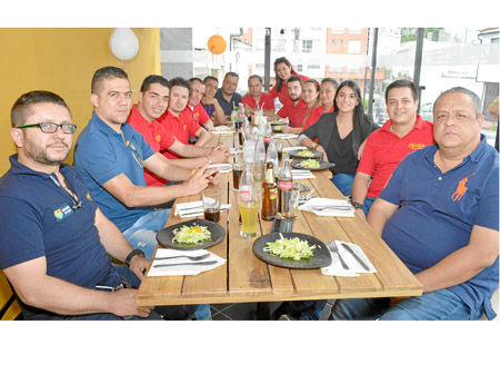 Compañeros de Envías de Andrés Arenas Escalante le festejaron el cumpleaños en el restaurante Elzaguan Típicos Y Barbacoa. Con é