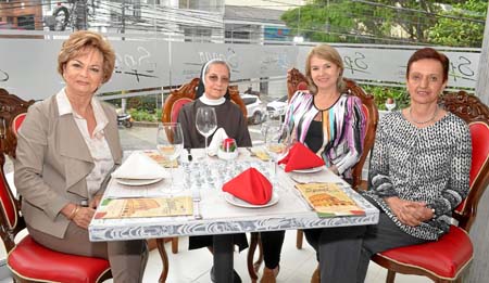 Ángela María Gómez de Cárdenas, hermana Aurora Morales Morales, Carmen Elisa Giraldo Montoya y Gloria Inés Bolívar Mejía.