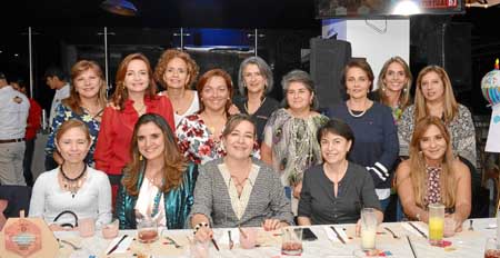 Luz Stella Cardona Meza, Luz Ángela Chica Díaz, Aída Valencia Londoño, Ana Judith López y Luz Adriana Valencia Arbeláez. De pie: