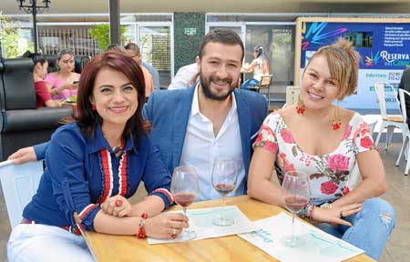 En el restaurante Dauntaun se reunieron María Carmenza Giraldo Zuluaga, Óscar Darío Salazar y Alba Eugenia Noreña Rivera.
