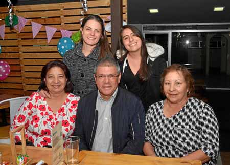 Alba Lucía Rojas Pineda, León Julio Morales Salazar y Bertha Inés Rojas Pineda. Atrás: Laura Morales Rojas y Luisa Valentina Roj
