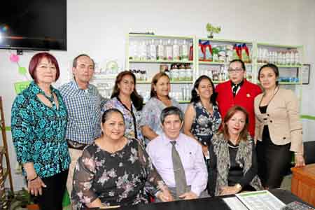 Faredy Roble, Florentino Lukas y Blanca Nubia Salazar. De pie: Mercedes Lara, Óscar Castaño, Isabel González, Cristina Rojas, Lu