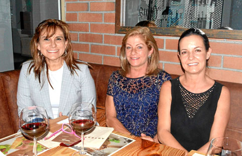 Marcela Reyes de Trujillo, María Isabel Álvarez y Vicky Vélez Arango.